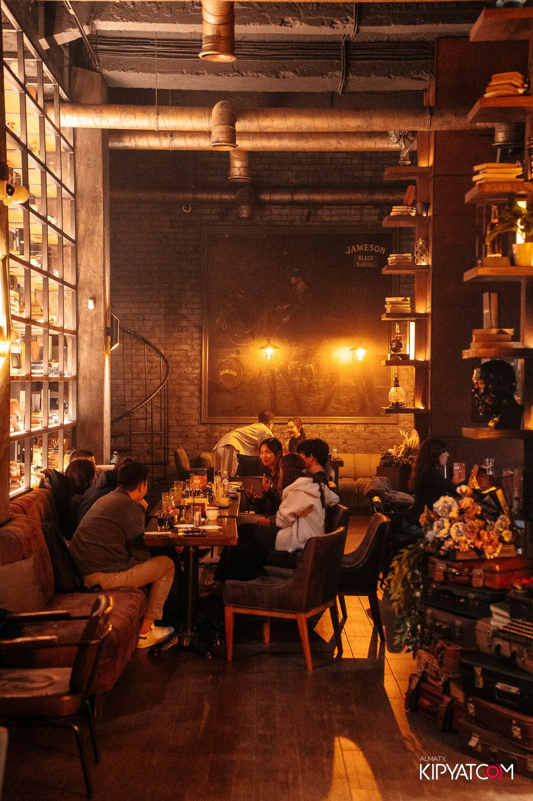 РЕСТО-БАР СКАНДАЛИСТЪ. КИПЯТКОМ АЛМАТЫ!