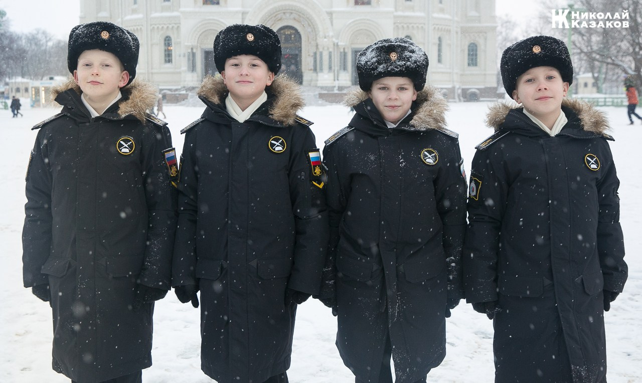 Групповой портрет  воспитанников Кронштадского морского кадетского военного корпуса на фоне  Морского собора 