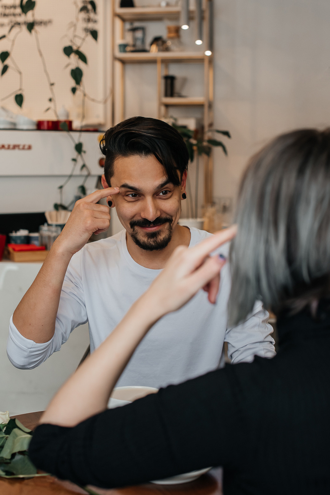 парень держит палец у виска