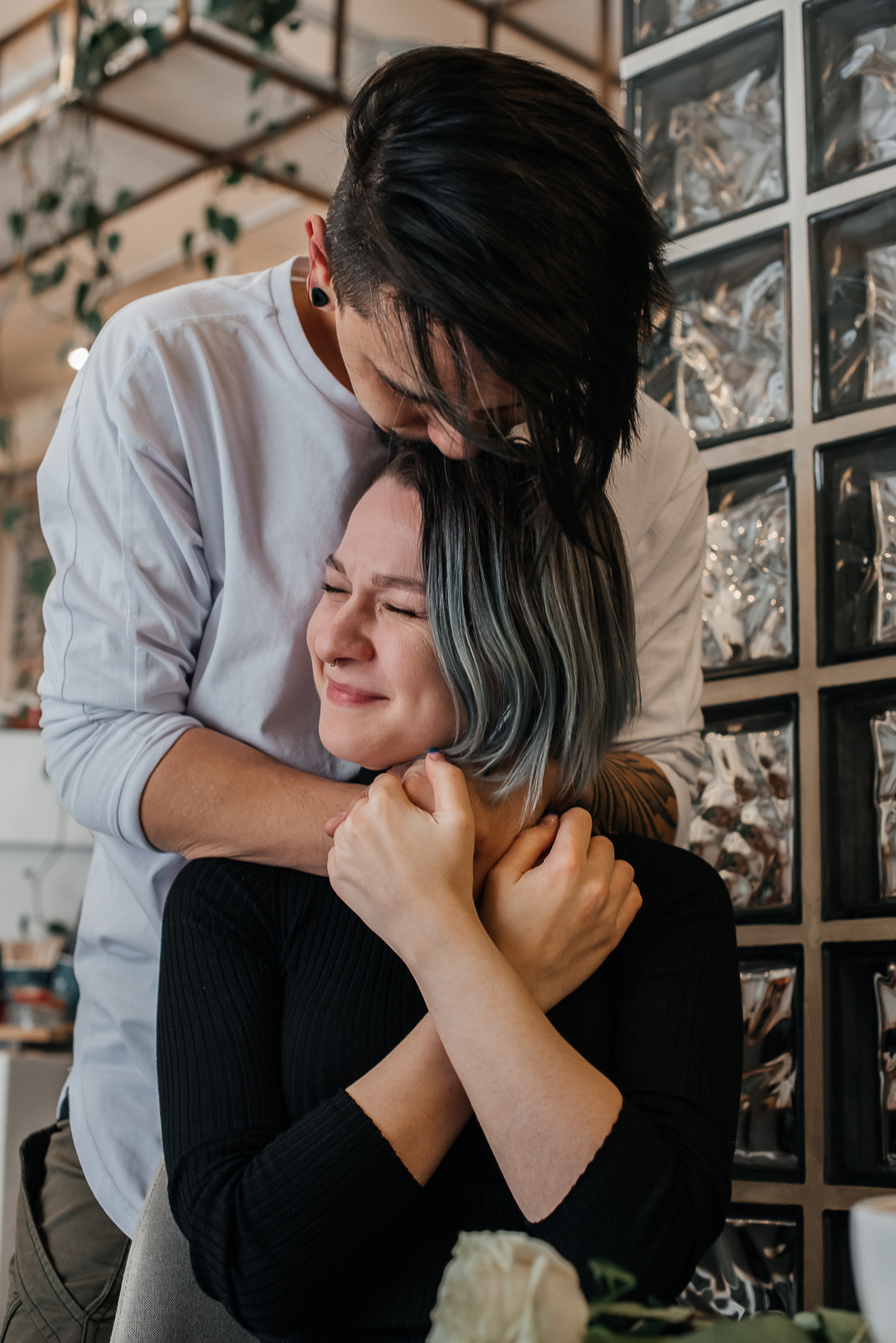 парень и девушка обнимаются в кафе