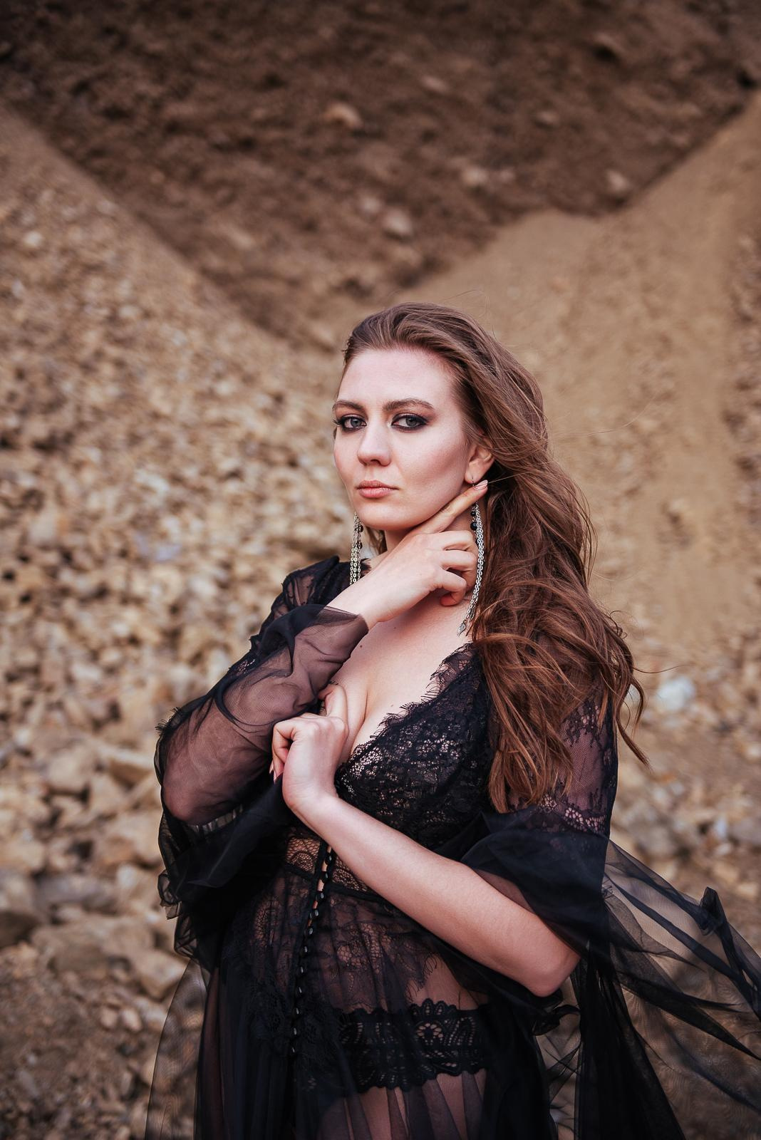 Девушка в черном, Алтай, природа, река, Катунь, ветер, камни, горы,красивая девушка