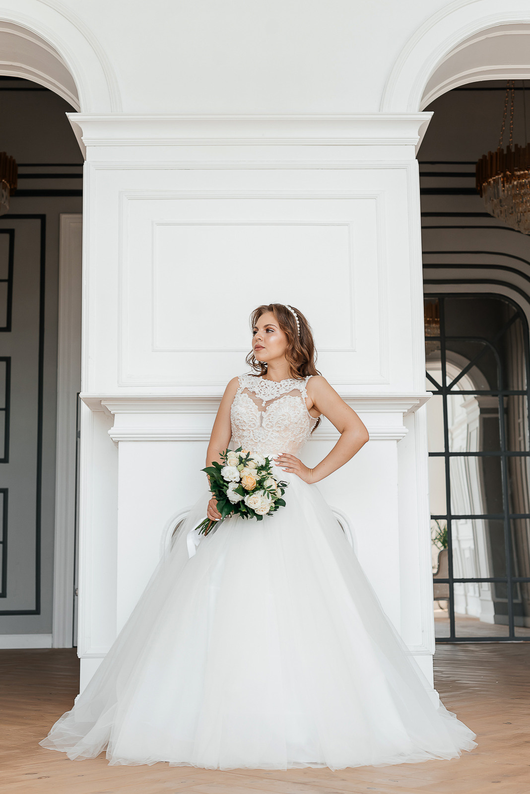 невеста с букетом в светлой фотостудии