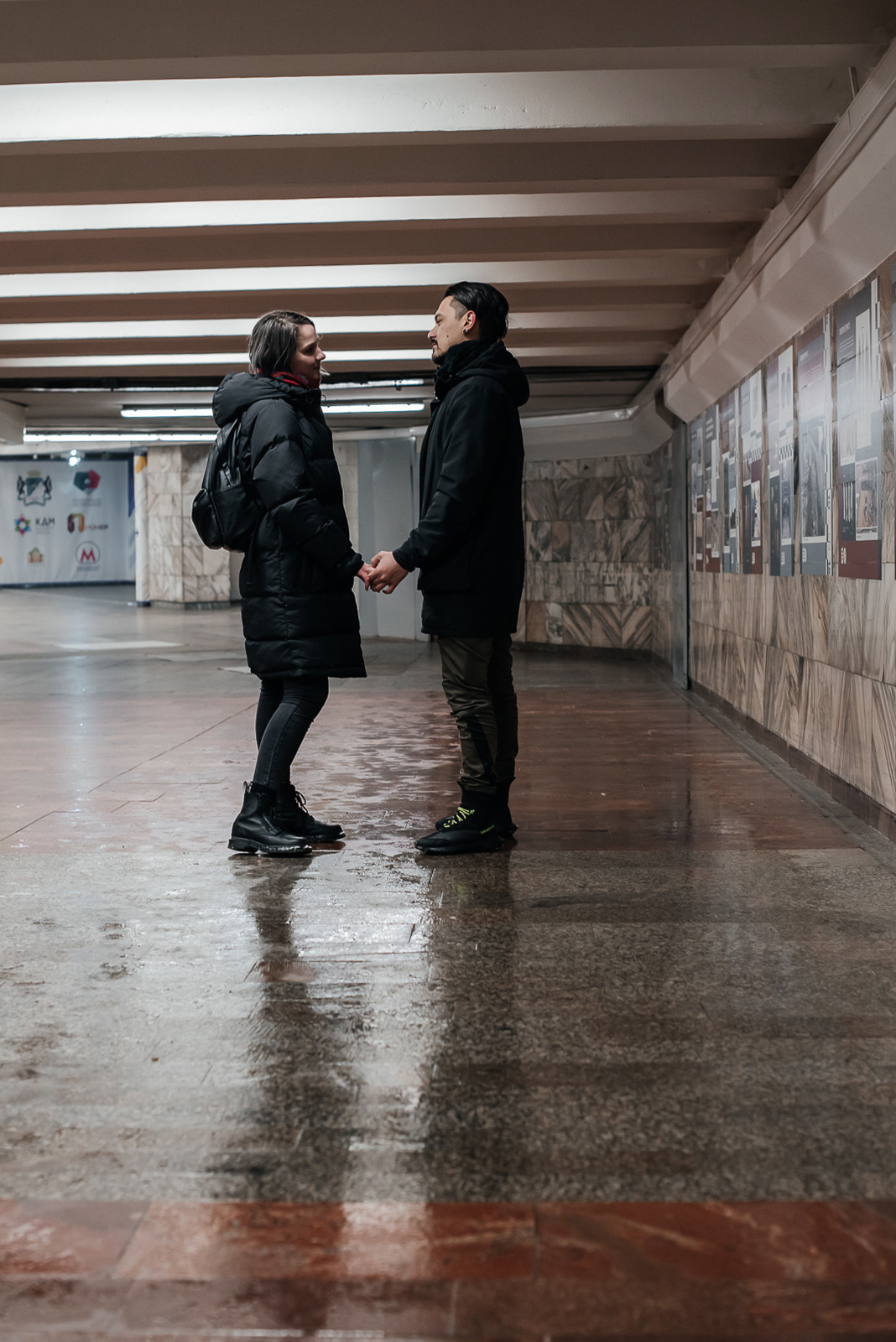 пара держится за руки в метро