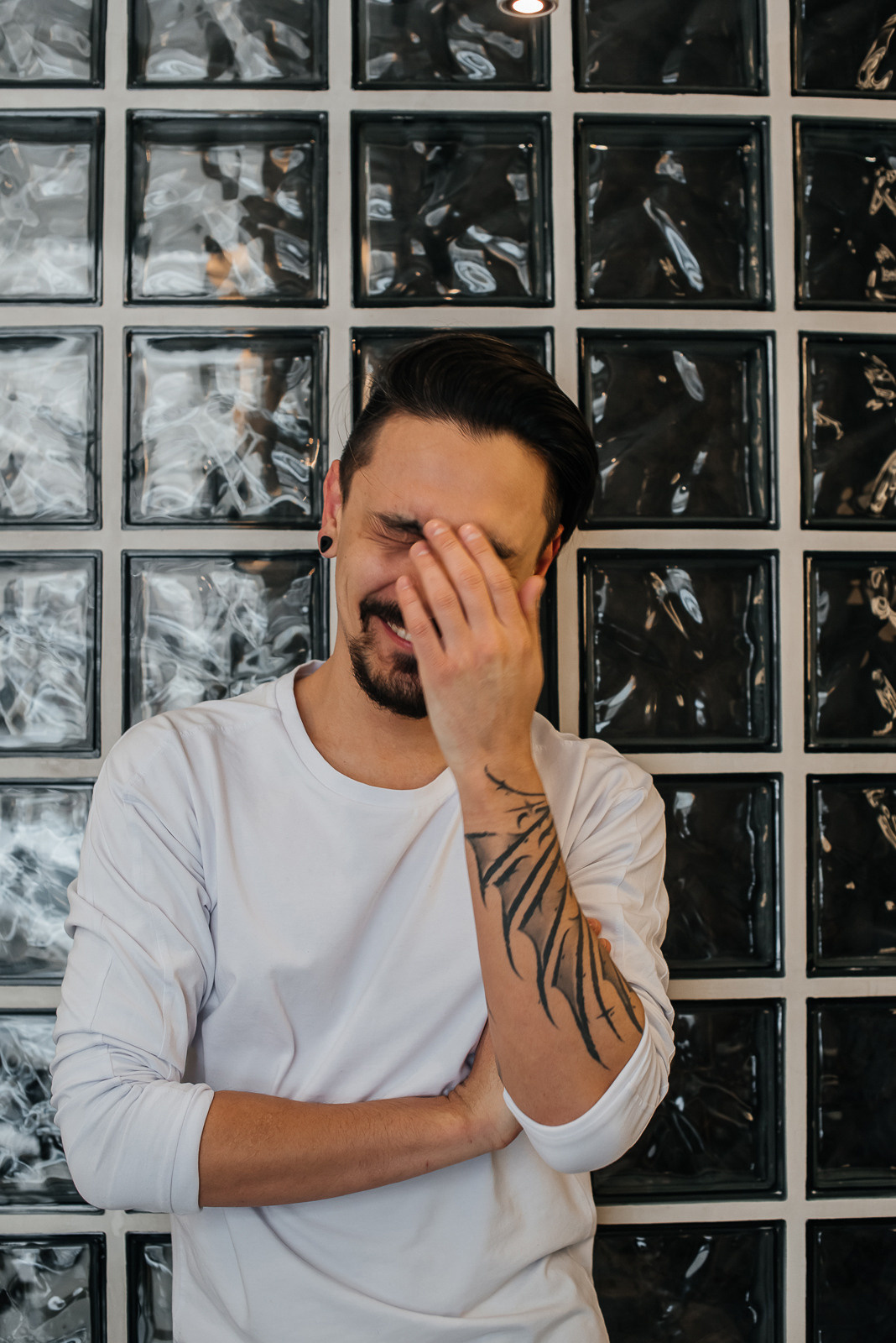 парень закрыл лицо рукой 