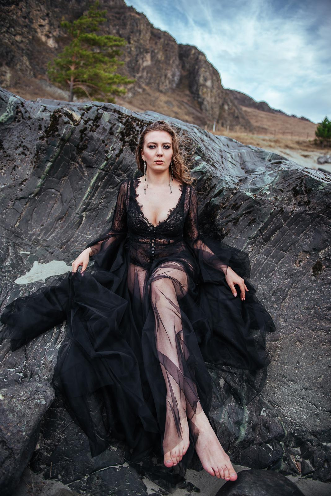 Девушка в черном, Алтай, природа, река, Катунь, ветер, камни, горы,красивая девушка