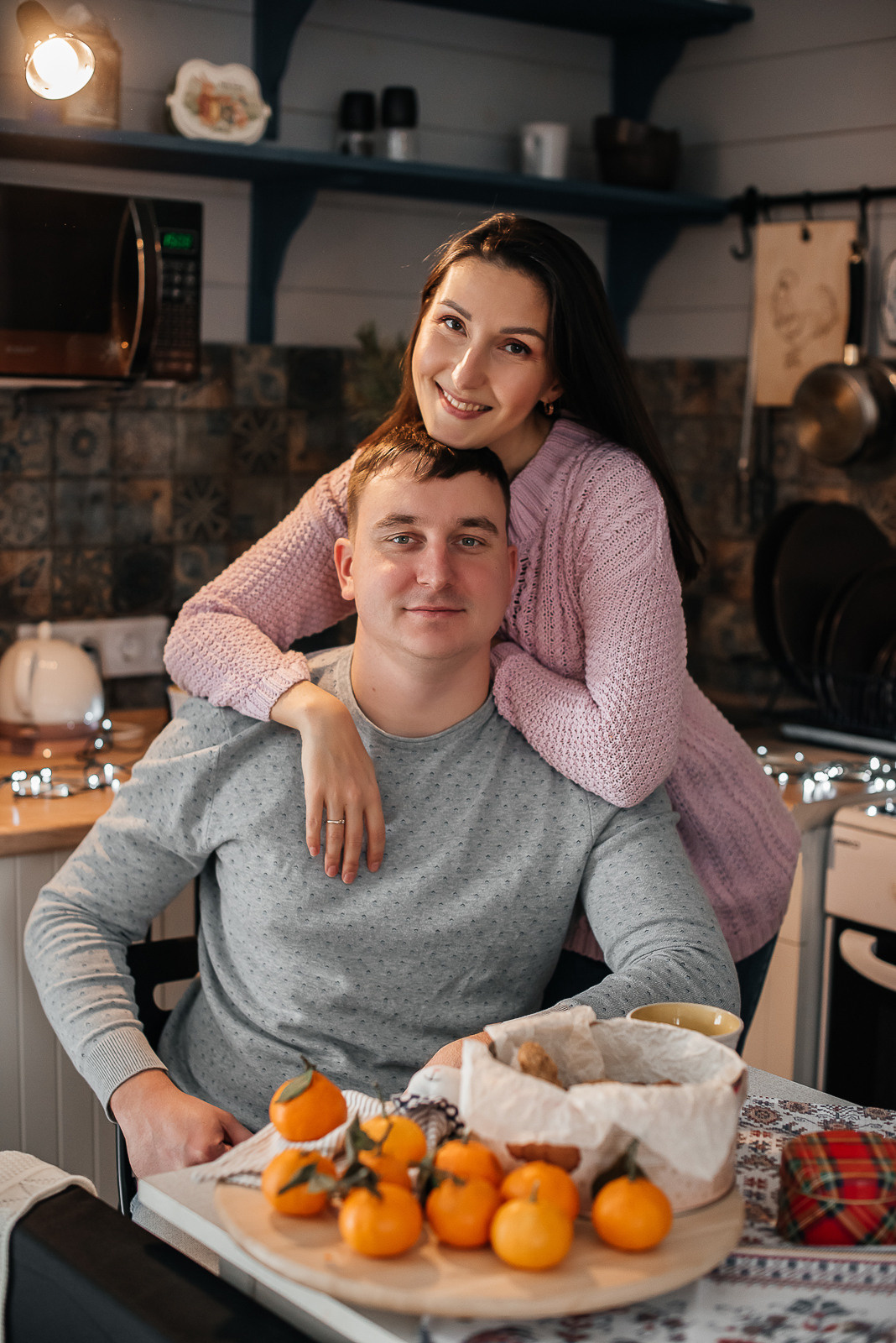 пара за праздничным новогодним столом с мандаринами