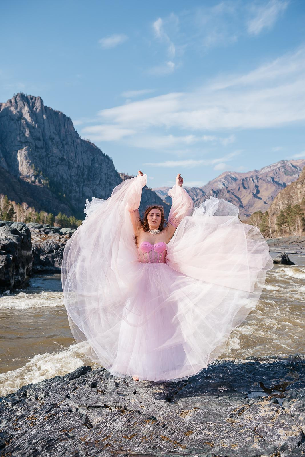 Фотосессия на Алтае, девушка, розовое платье, фотограф, фотограф в новосибирске, фотограф новосибирск, фотосессия новосибирск, заказать фотографа в новосибирске, портретный фотограф новосибирск, женский фотограф новосибирск, фотосессия на природе, фотосессия летом, летняя фотосессия, фотосессия в горах, фотосессия у реки