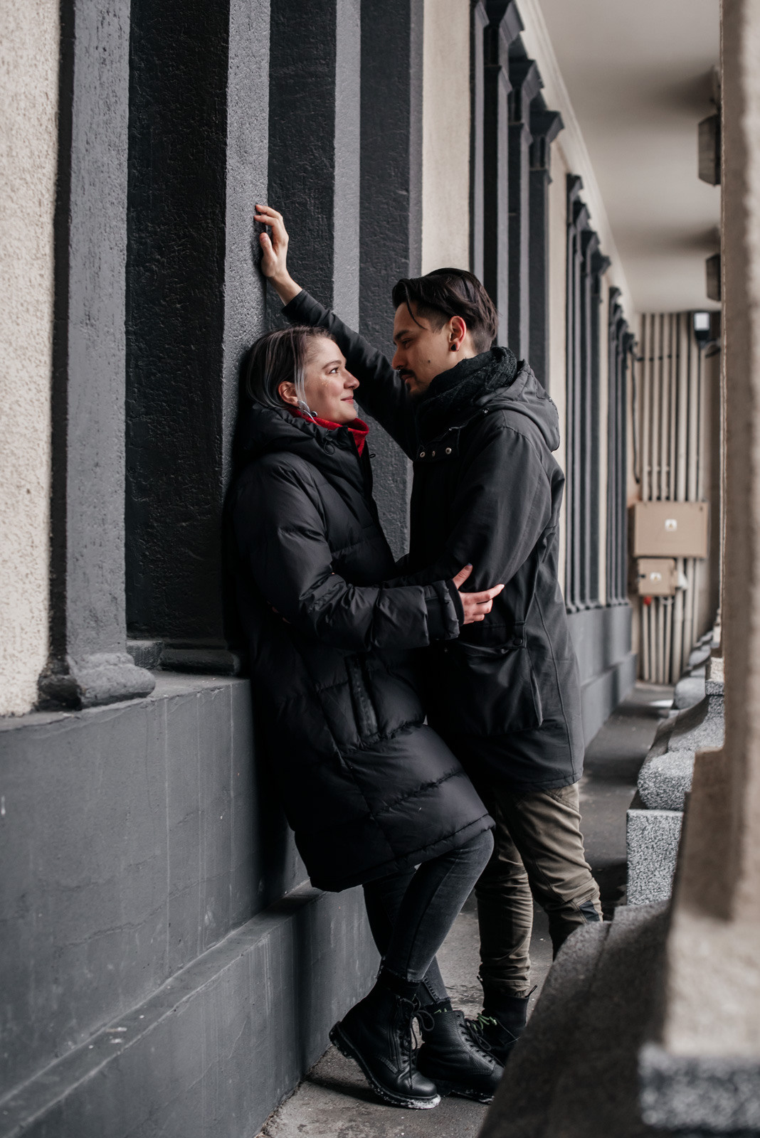 пара целуется на фоне архитектуры