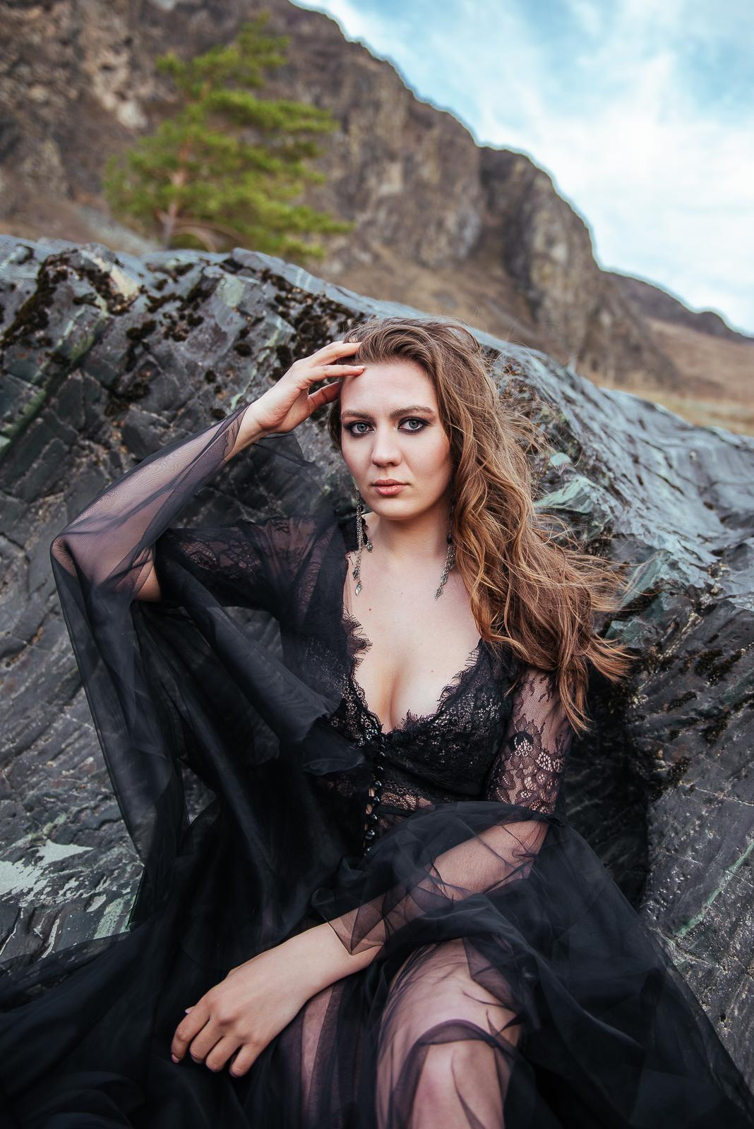 Девушка в черном, Алтай, природа, река, Катунь, ветер, камни, горы,красивая девушка