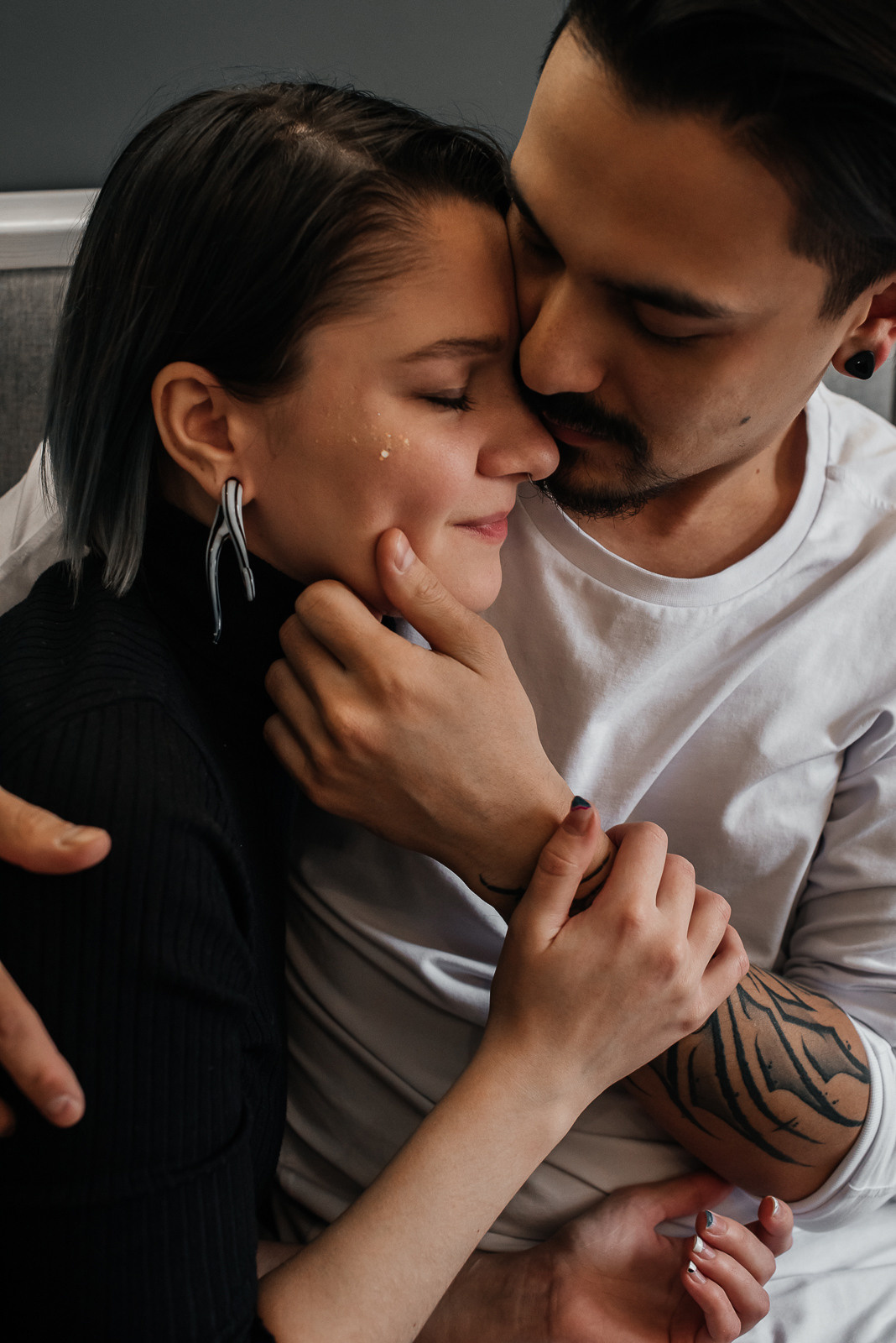 парень обнимает девушку