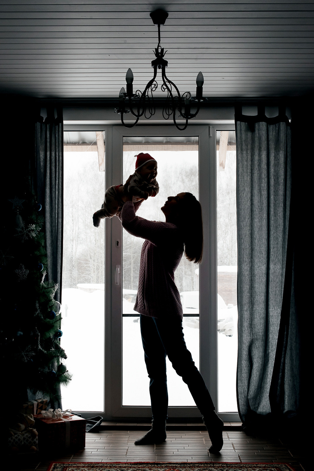 Мама и сын на фоне окна