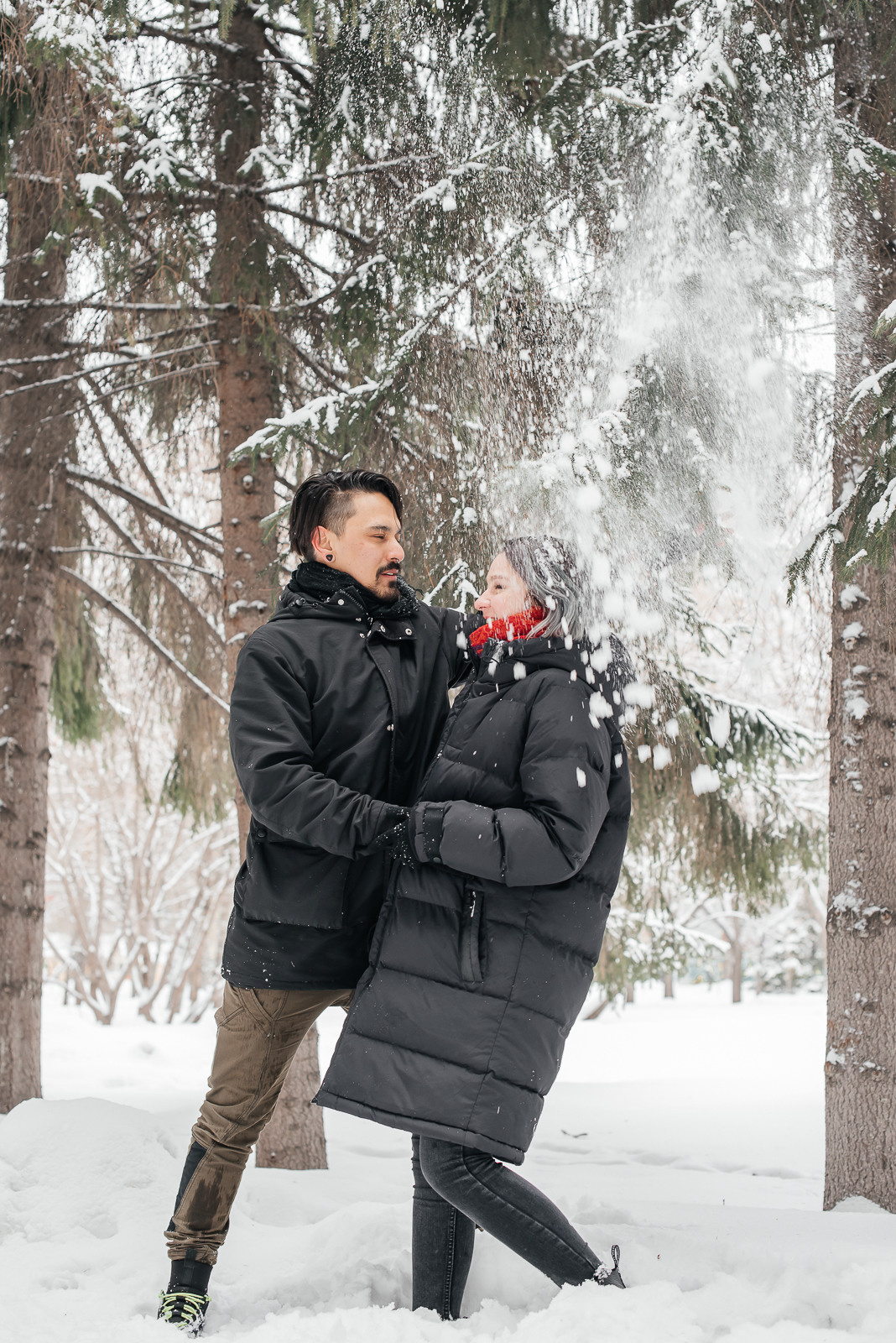 парень и девушка под снегом с елки