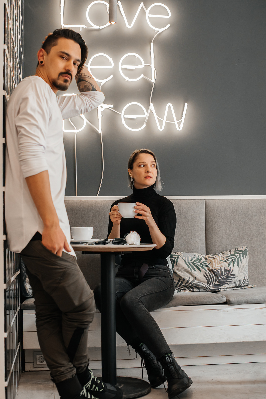 парень и девушка в кафе