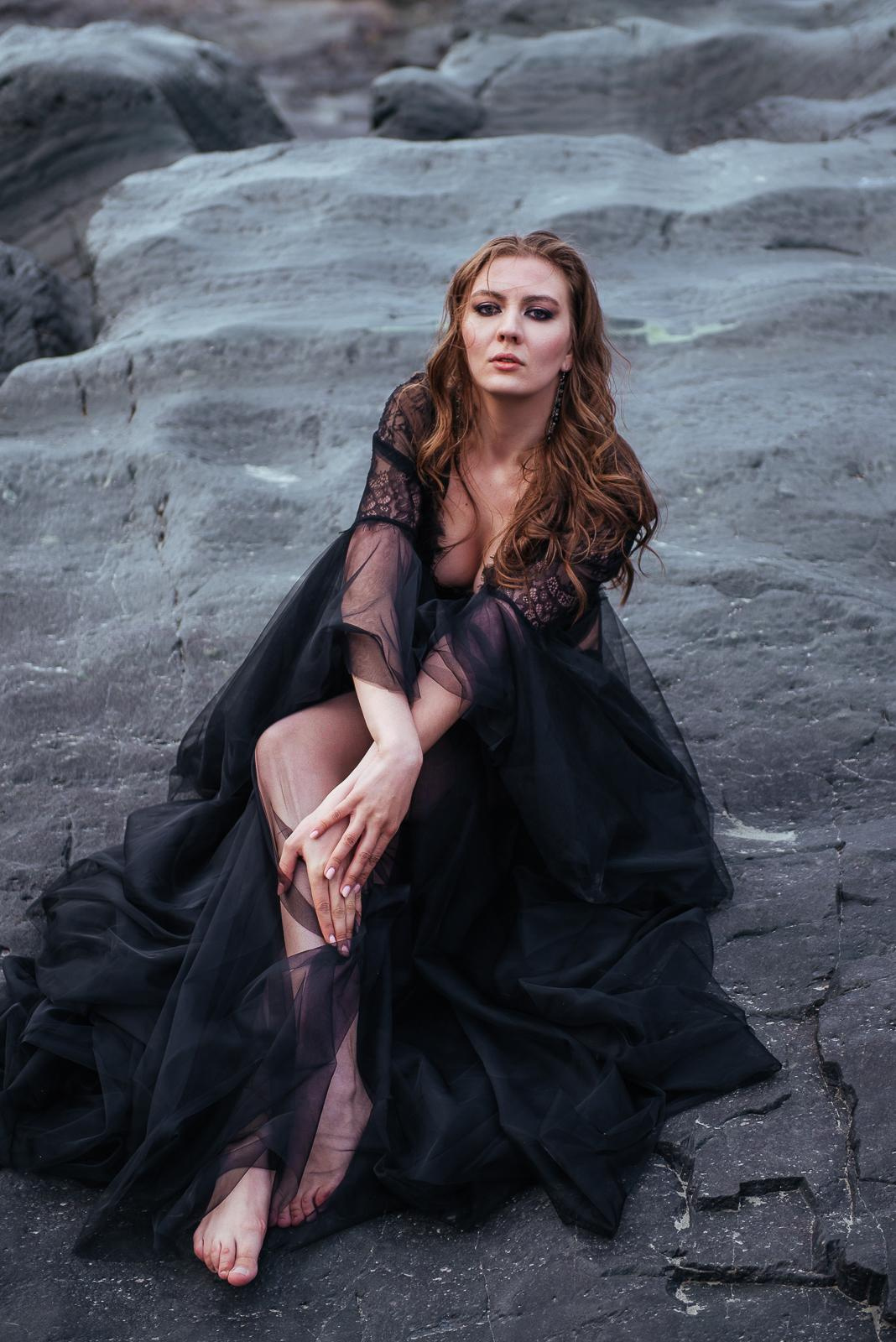 Девушка в черном, Алтай, природа, река, Катунь, ветер, камни, горы,красивая девушка