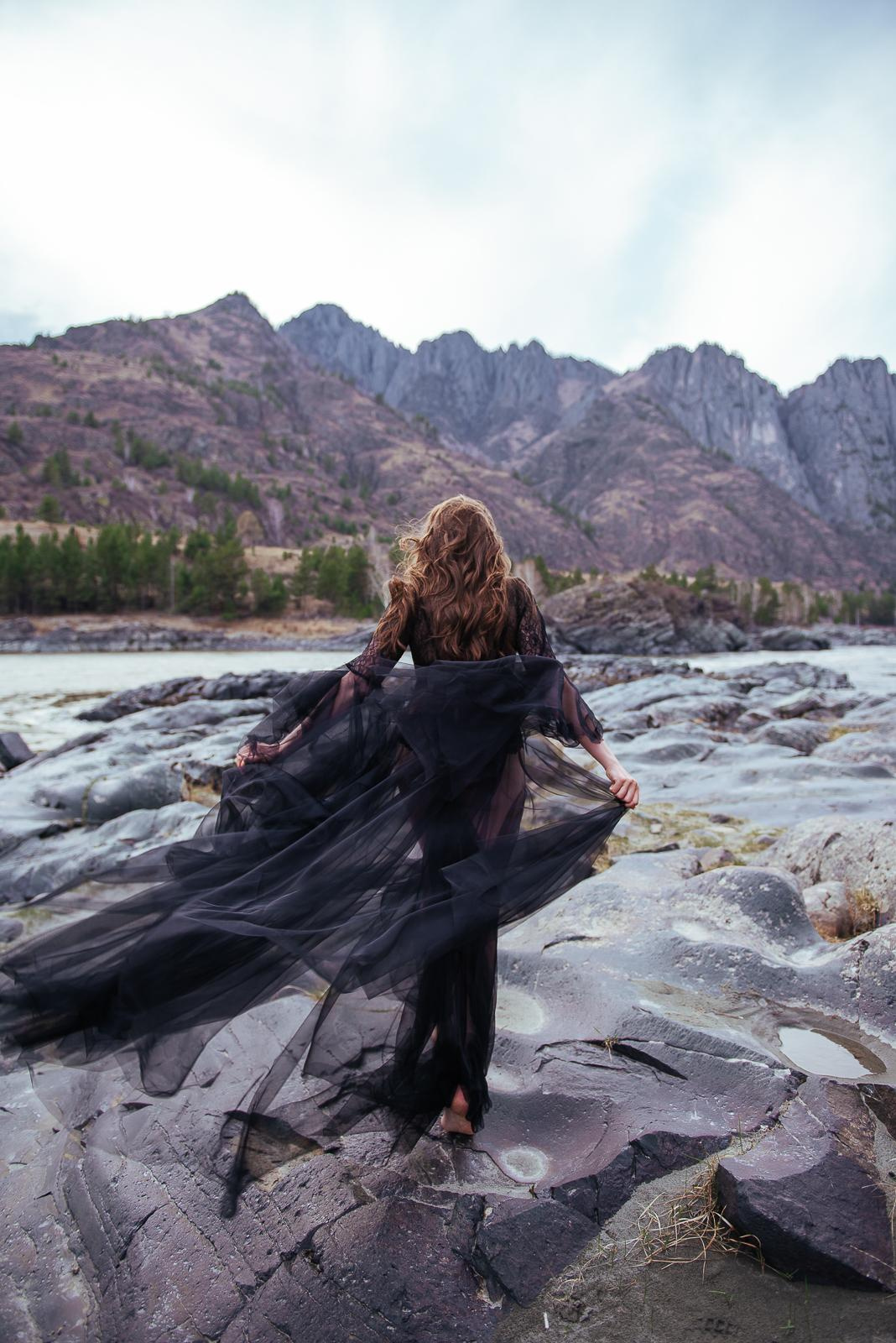 Девушка в черном, Алтай, природа, река, Катунь, ветер, камни, горы,красивая девушка
