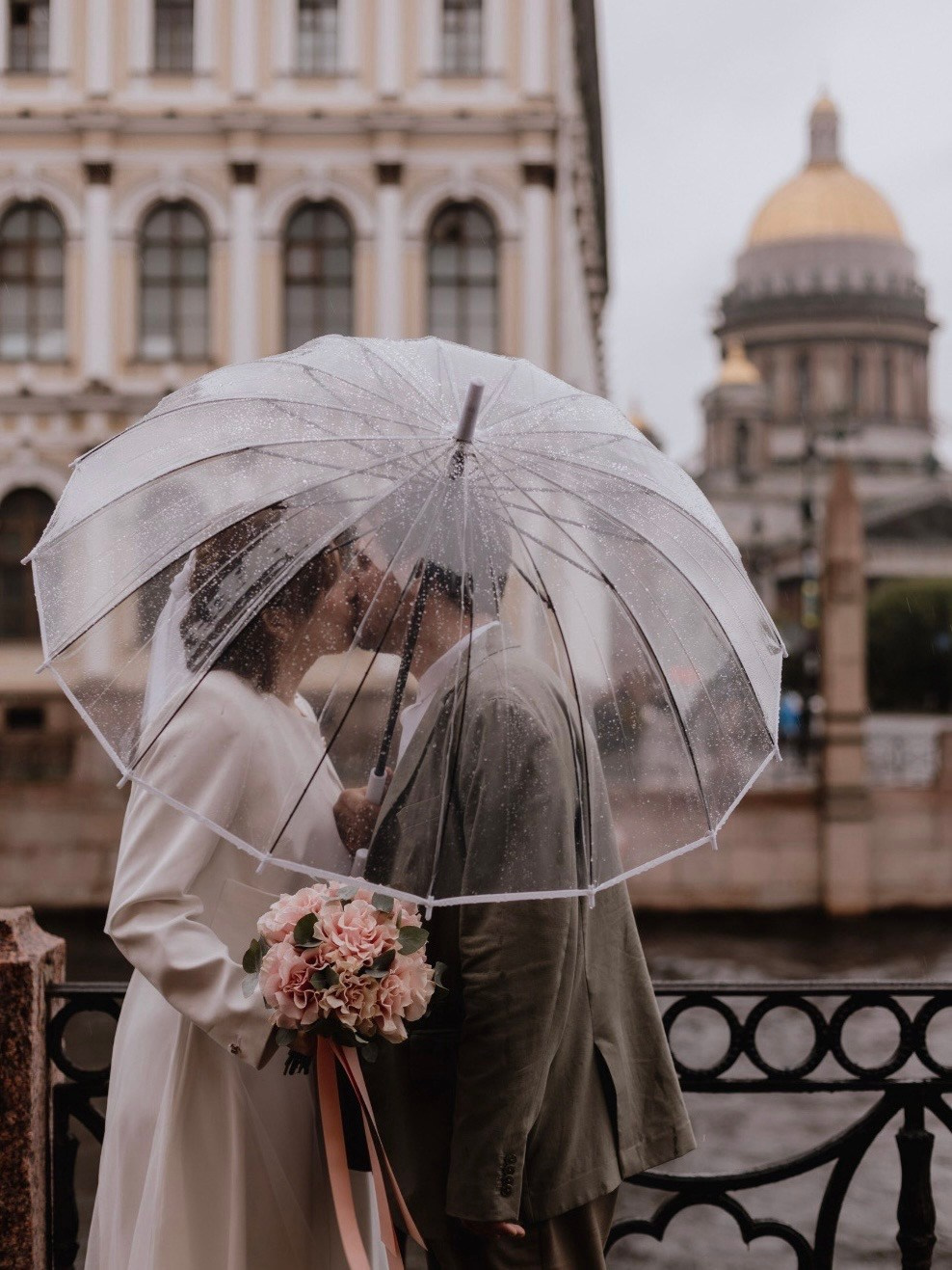 свадебная фотосессия в дождливую погоду в самом центре питера 