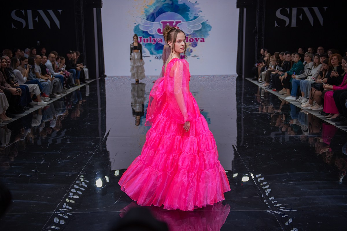 SochiFashionWeek2024 дизайнер Юлия Крылова. Семейный и коммерческий фотограф в Сочи Александр Бодунов