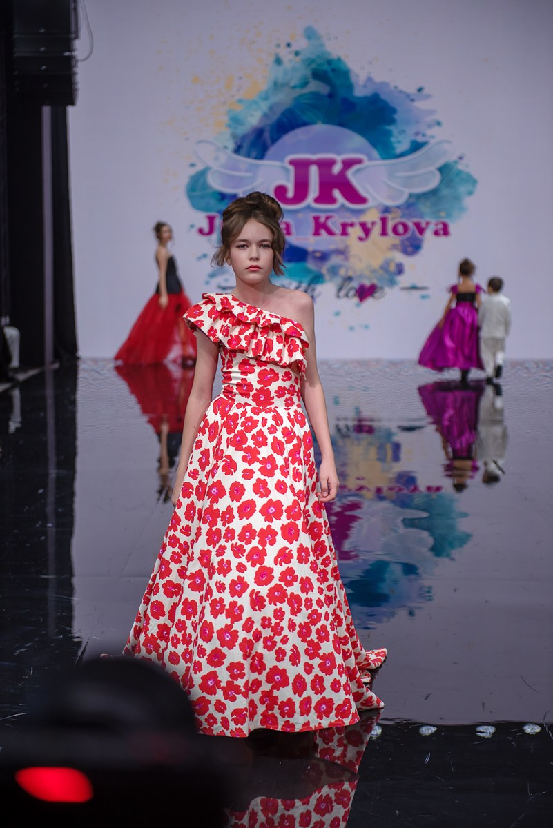 SochiFashionWeek2024 дизайнер Юлия Крылова. Семейный и коммерческий фотограф в Сочи Александр Бодунов