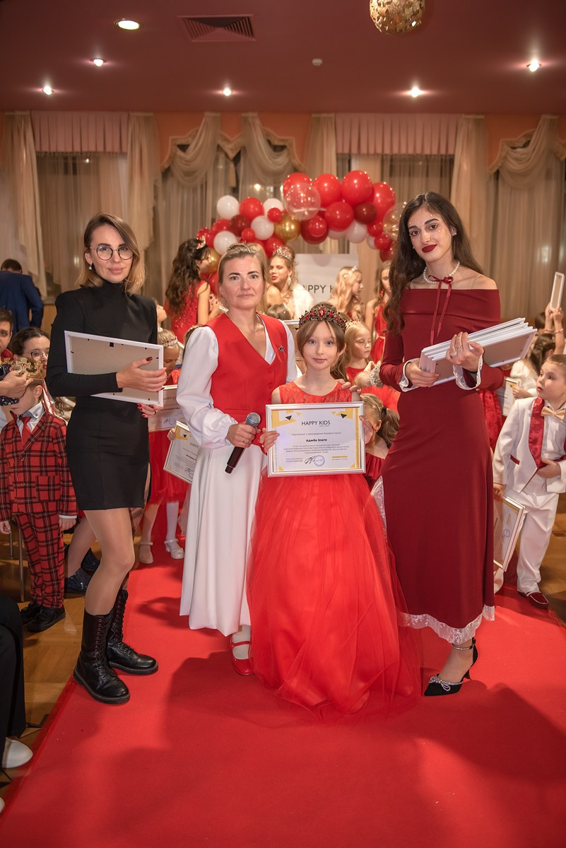 Выпускной в детской школе моделей HAPPYkids 2024. Семейный и коммерческий фотограф в Сочи Александр Бодунов
