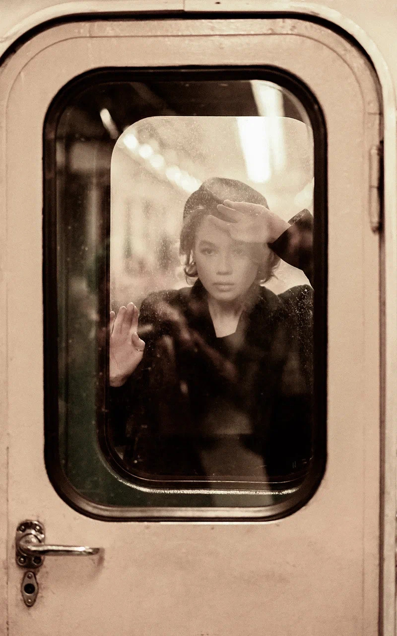 Фото девушки в метро. Фотограф профессиональный Москва Настя Ильина