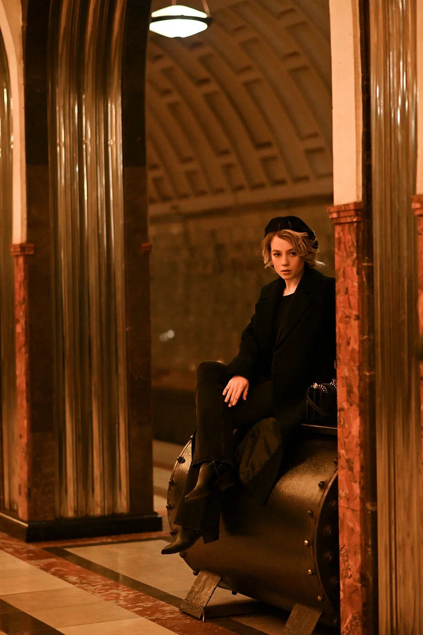 Фото девушки в метро. Фотограф профессиональный Москва Настя Ильина