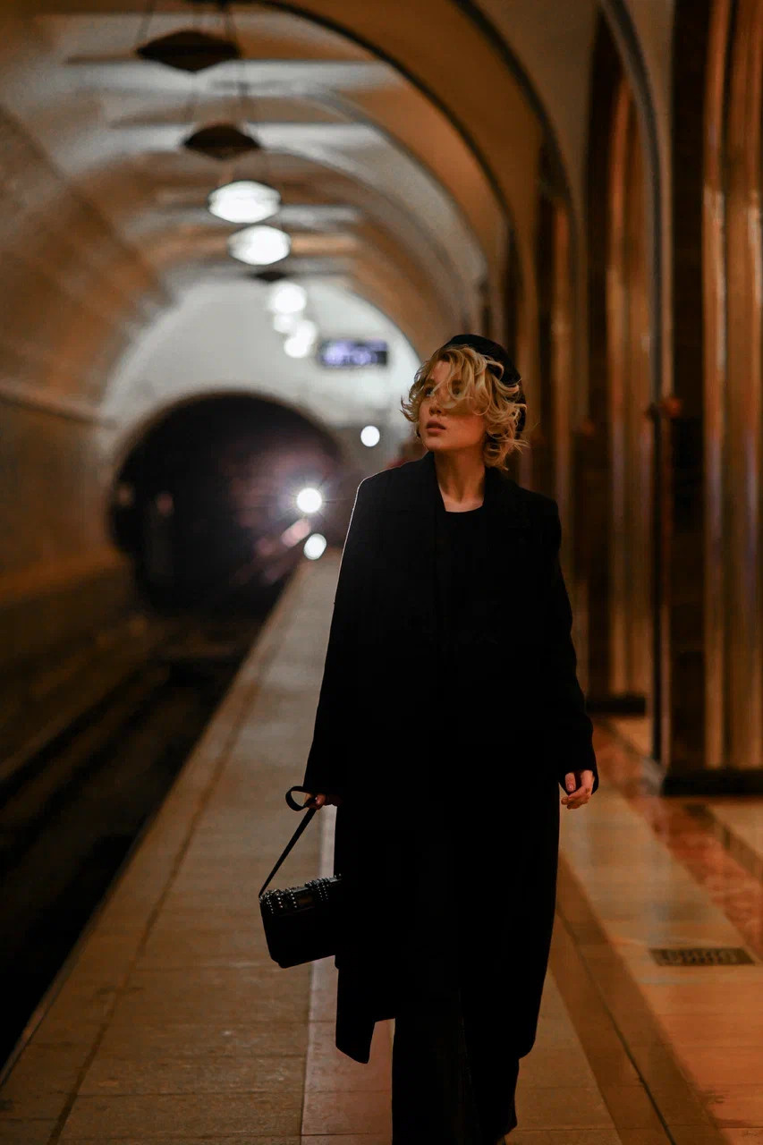 Фото девушки в метро. Фотограф профессиональный Москва Настя Ильина