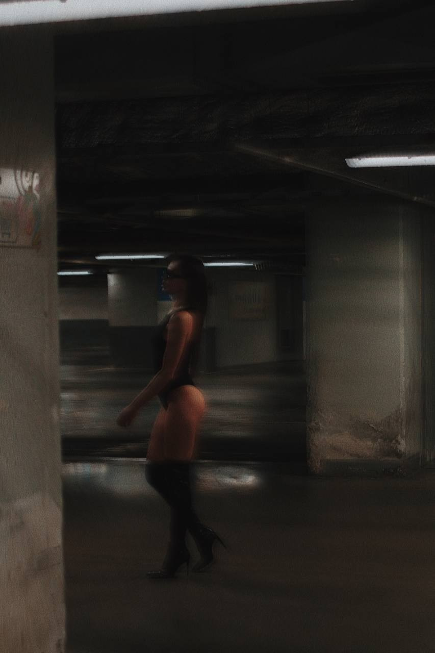 Анастасия и Виктория. Парковка. Фотограф Пирумян Анна. г. Сургут, г. Воронеж