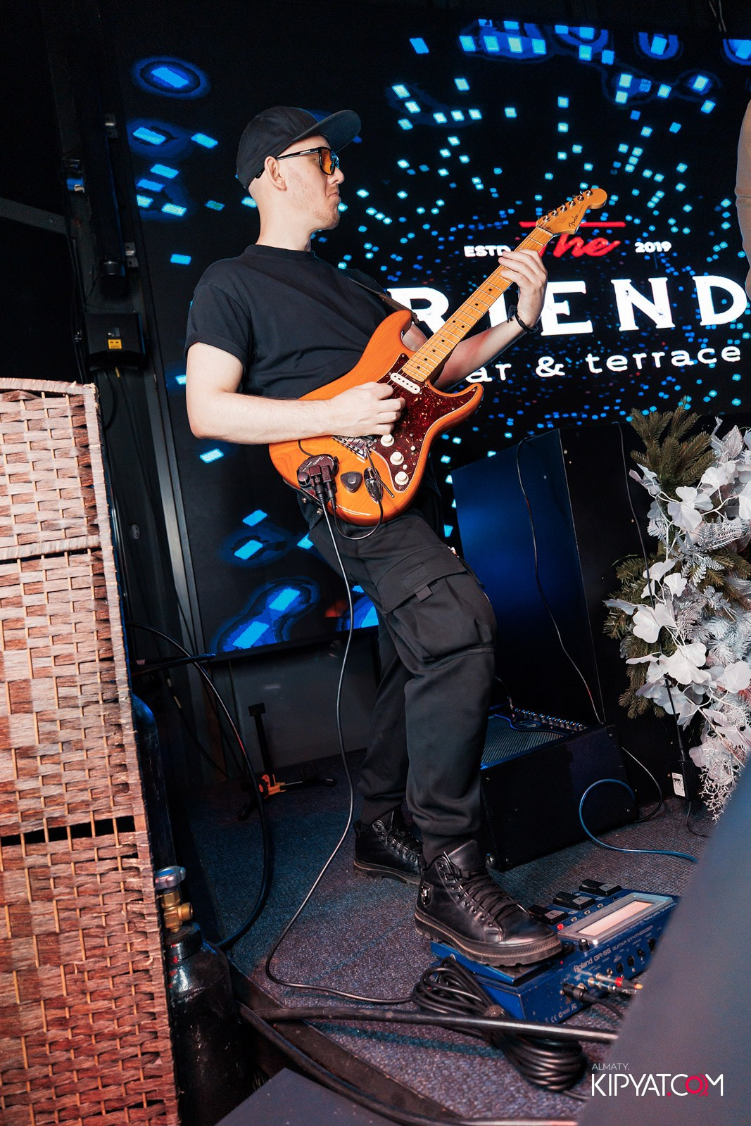 FRIENDS BAR & TERRACE. КИПЯТКОМ АЛМАТЫ!