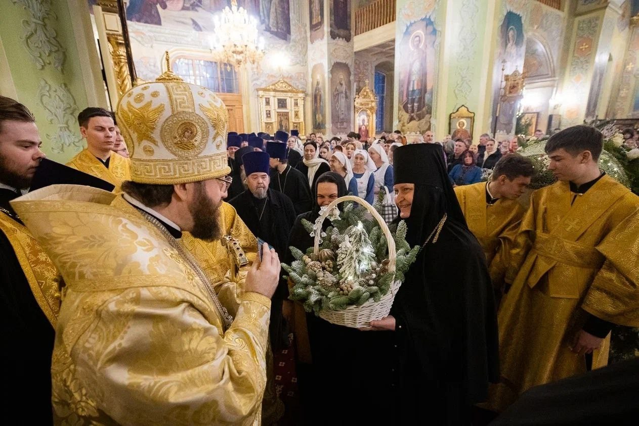 Благочинный Северо-Западного округа принял участие в Архиерейском Богослужении в Покровском соборе. Саратовское Северо-Западное благочиние