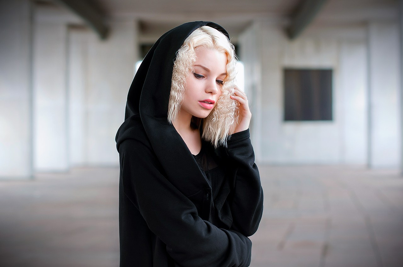 Женский уличный портрет. Фотограф и художник Kerry Moore