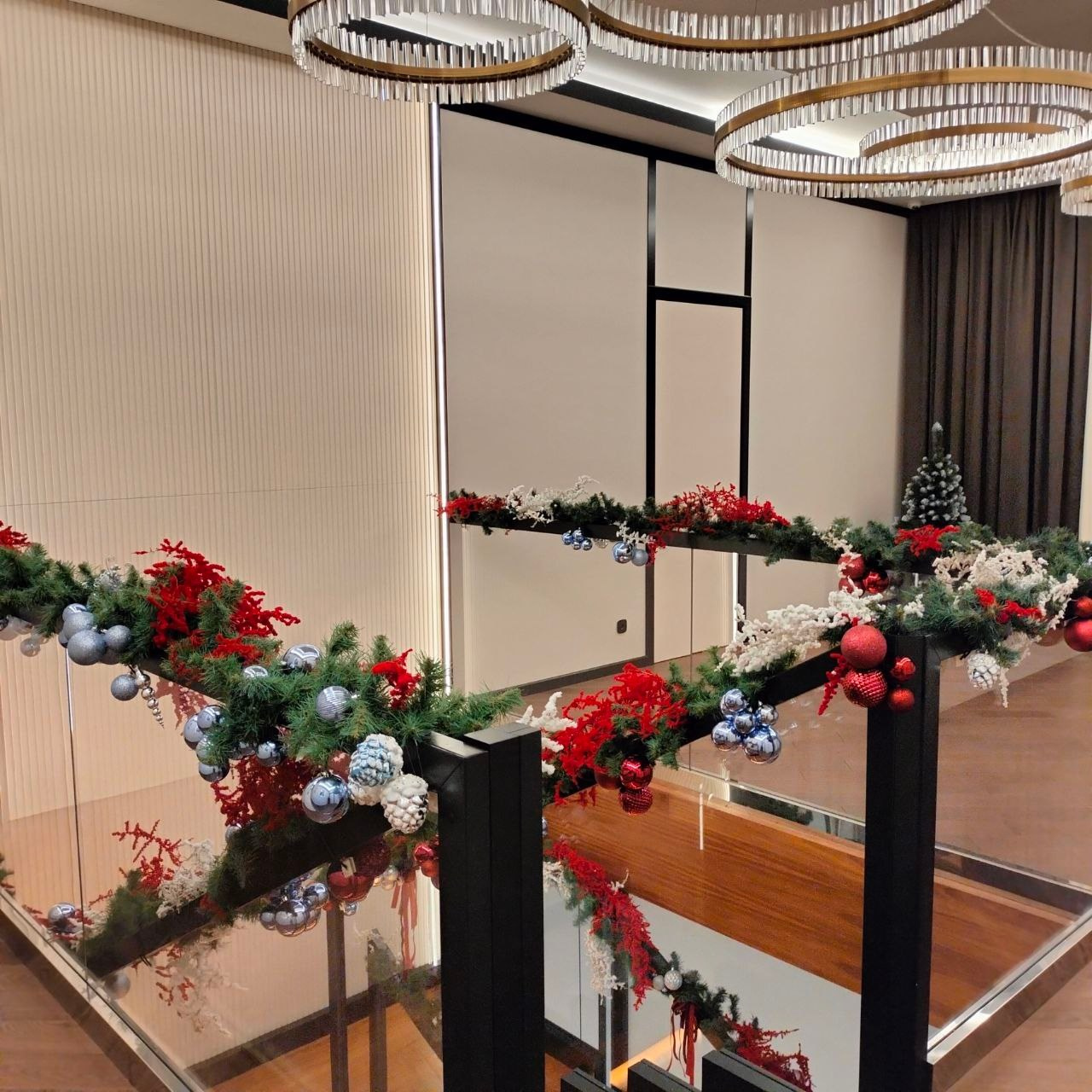 Украшение лестницы, выполнено декоратором, по ТЗ от заказчика