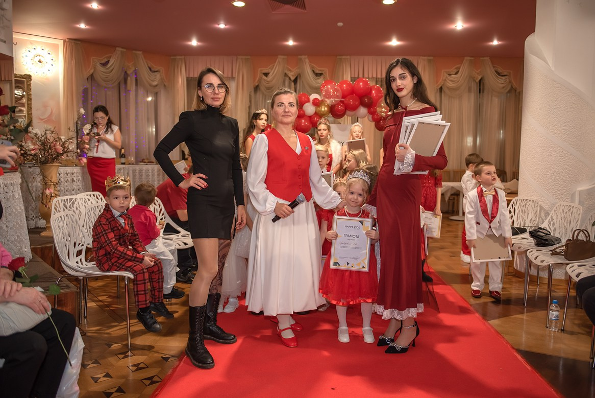 Выпускной в детской школе моделей HAPPYkids 2024. Семейный и коммерческий фотограф в Сочи Александр Бодунов