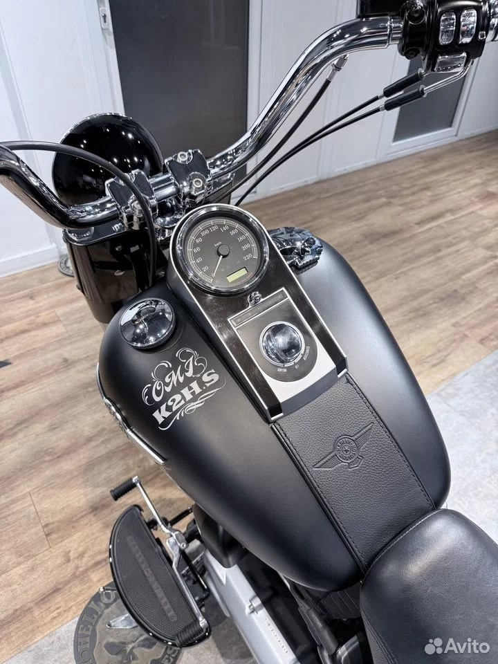 Купить Harley-Davidson Fat Boy ABS (Black Denim) (Softail/Dyna) — подробнее на сайте. Hello Davidson, Москва. Только хорошие мотоциклы…