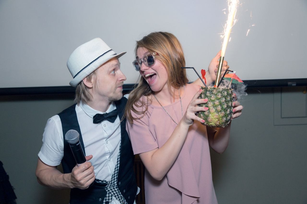 Ведущий + диджей + флейринг-шоу на выпускной вечер и другие праздники для молодёжи и подростков