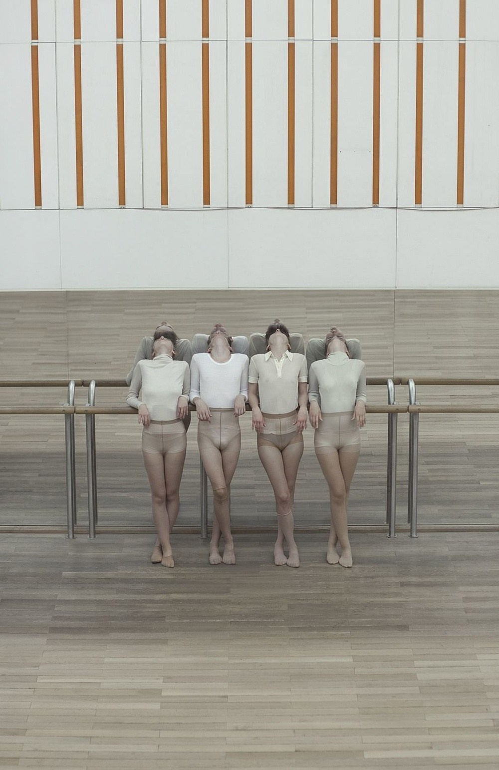 постановочная фотография Эвелин Бенчиковой с фигурами людей и холодной цветовой палитрой