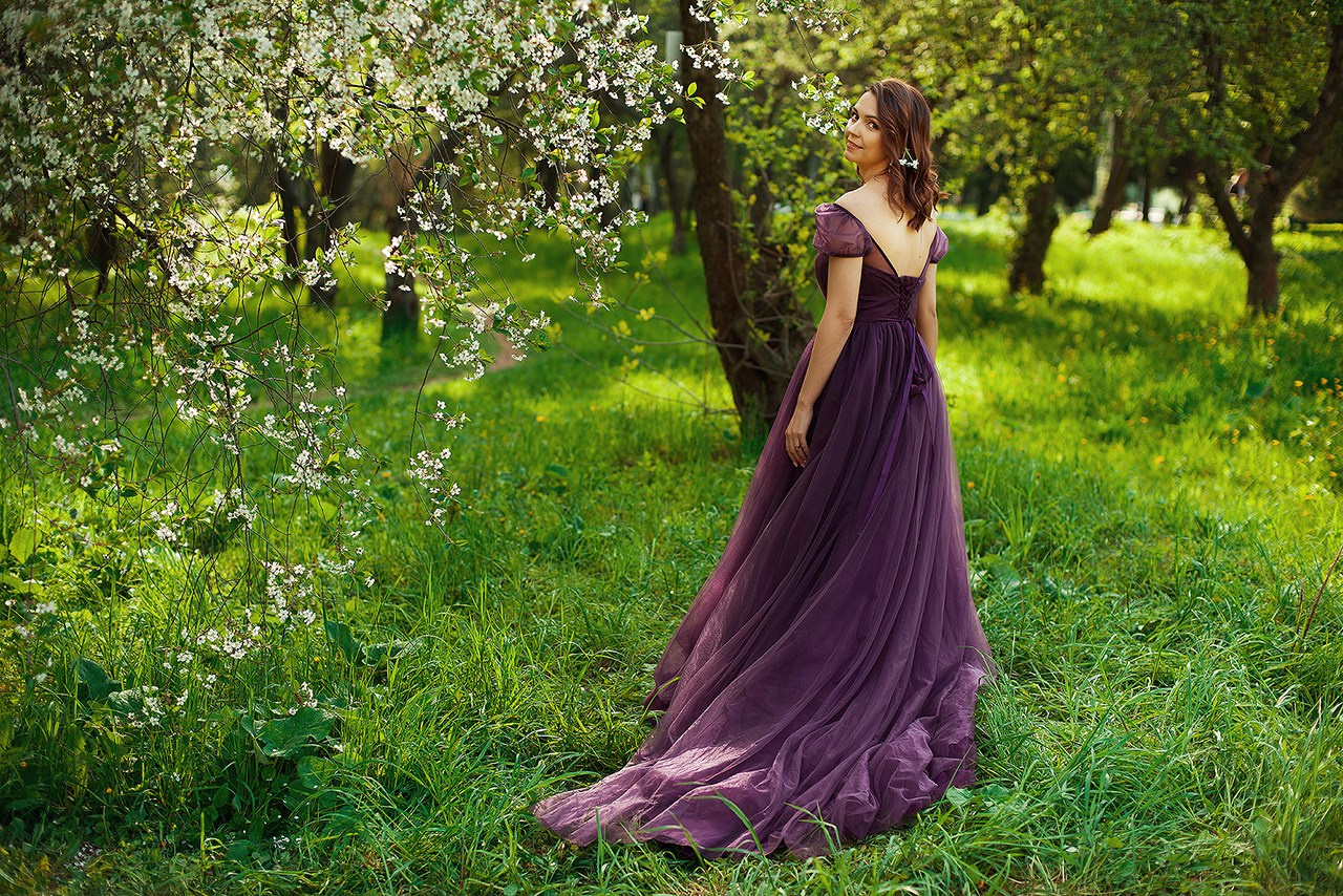 Анастасия в цветущем парке. Фотограф Кристина Гришина Рязань