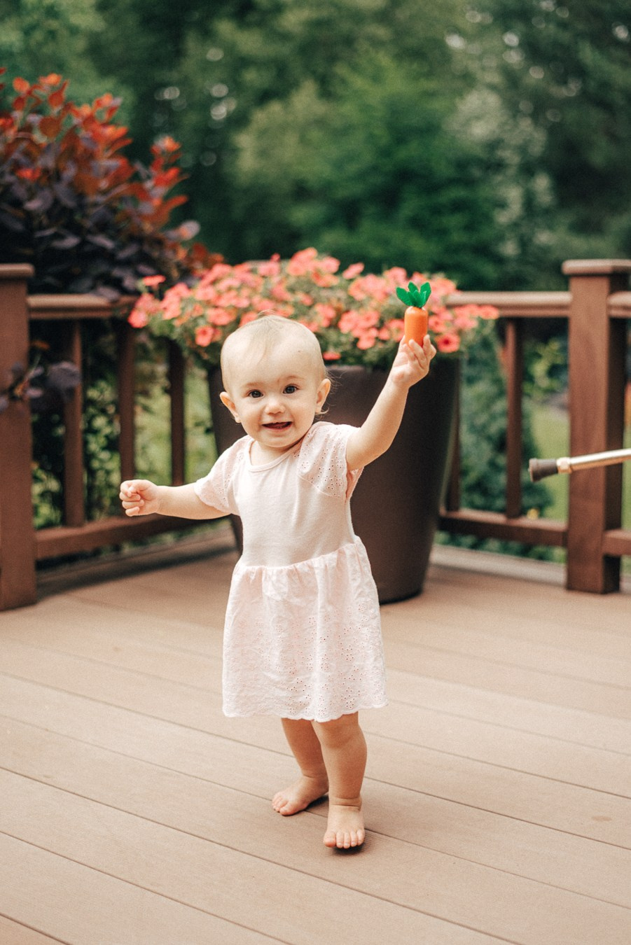 Коля, Ксюша, Саша, Андрей, Кира и бабушки | на даче