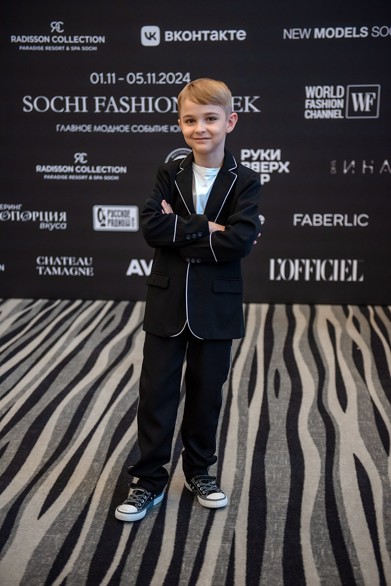 SochiFashionWeek2024 дизайнер Юлия Крылова. Семейный и коммерческий фотограф в Сочи Александр Бодунов