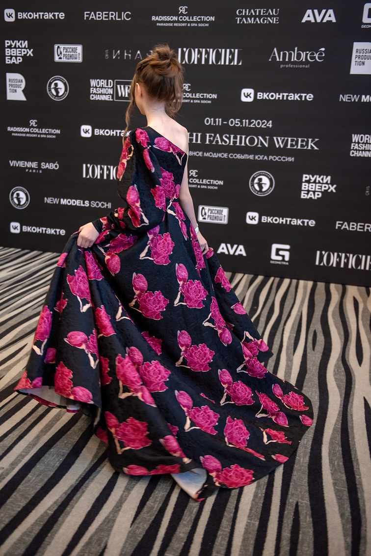 SochiFashionWeek2024 дизайнер Юлия Крылова. Семейный и коммерческий фотограф в Сочи Александр Бодунов