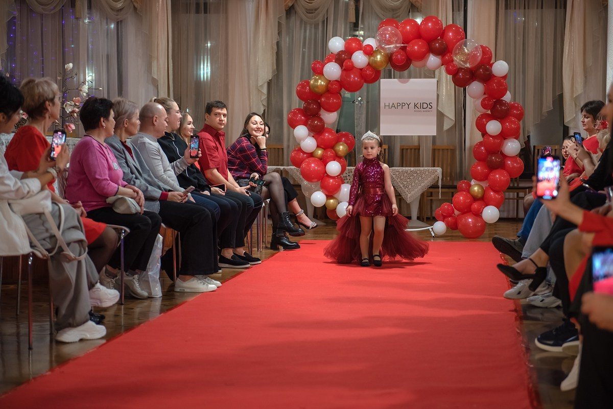 Выпускной в детской школе моделей HAPPYkids 2024. Семейный и коммерческий фотограф в Сочи Александр Бодунов