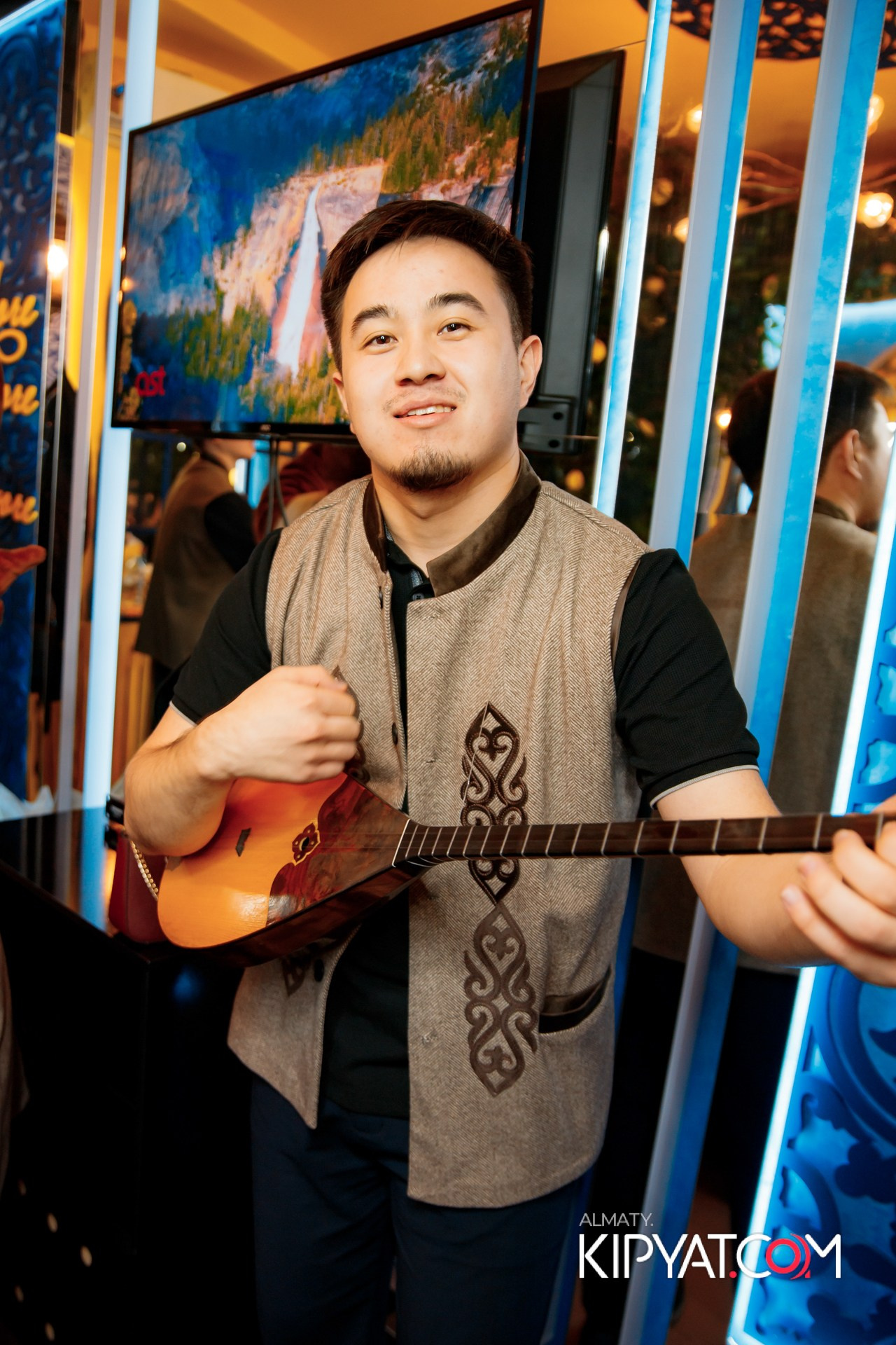 Ухо и Медведь на Гагарина. КИПЯТКОМ АЛМАТЫ!