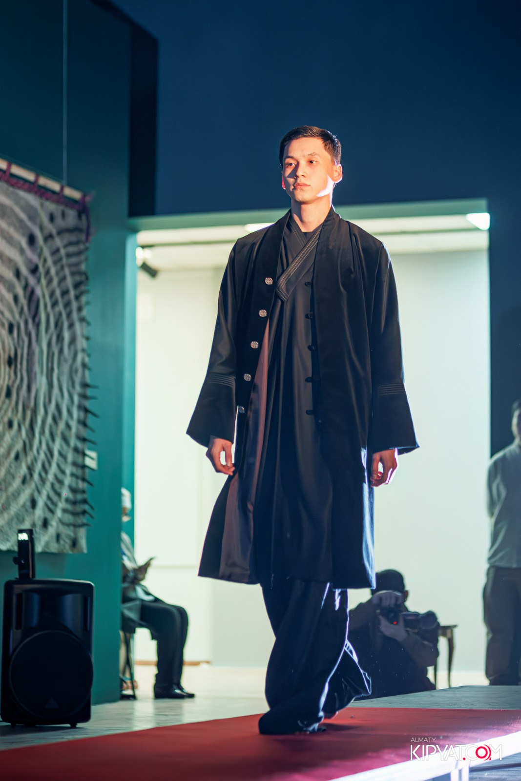 FASHION ПОКАЗ, КАЗАХСКОЙ НАЦИОНАЛЬНОЙ ОДЕЖДЫ. КИПЯТКОМ АЛМАТЫ!