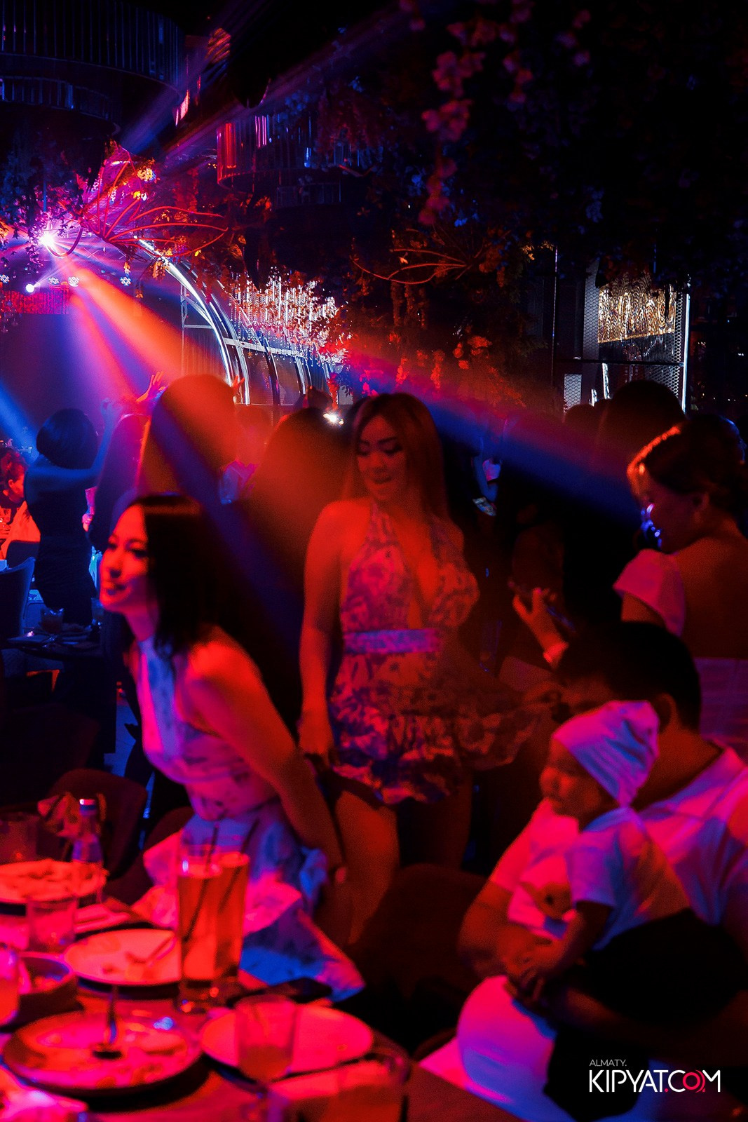 FRIENDS BAR & TERRACE. КИПЯТКОМ АЛМАТЫ!