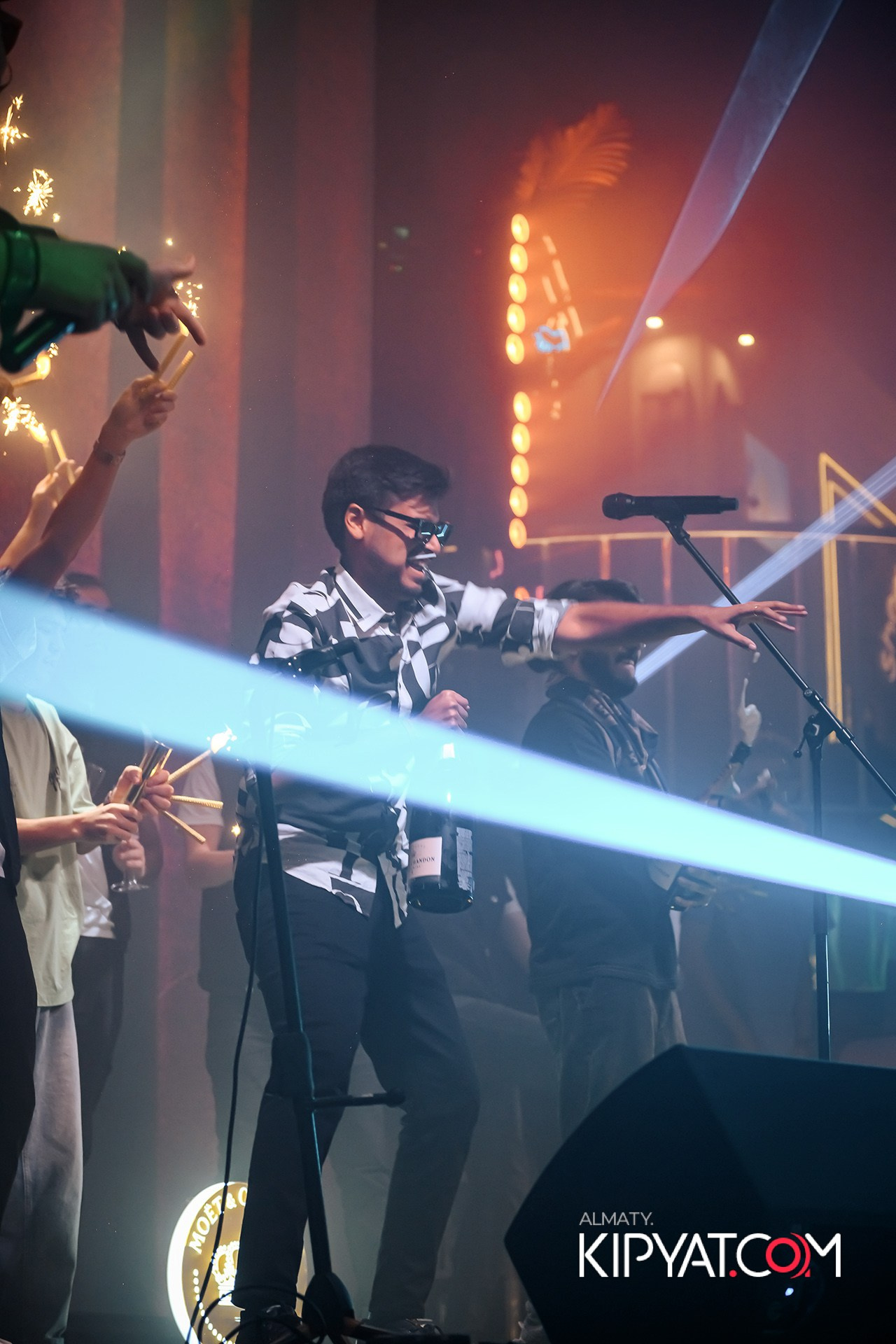 SANTA BARBARA ВЫСТУПЛЕНИЕ ГРУППЫ БРАТЬЯ ГРИММ. КИПЯТКОМ АЛМАТЫ!