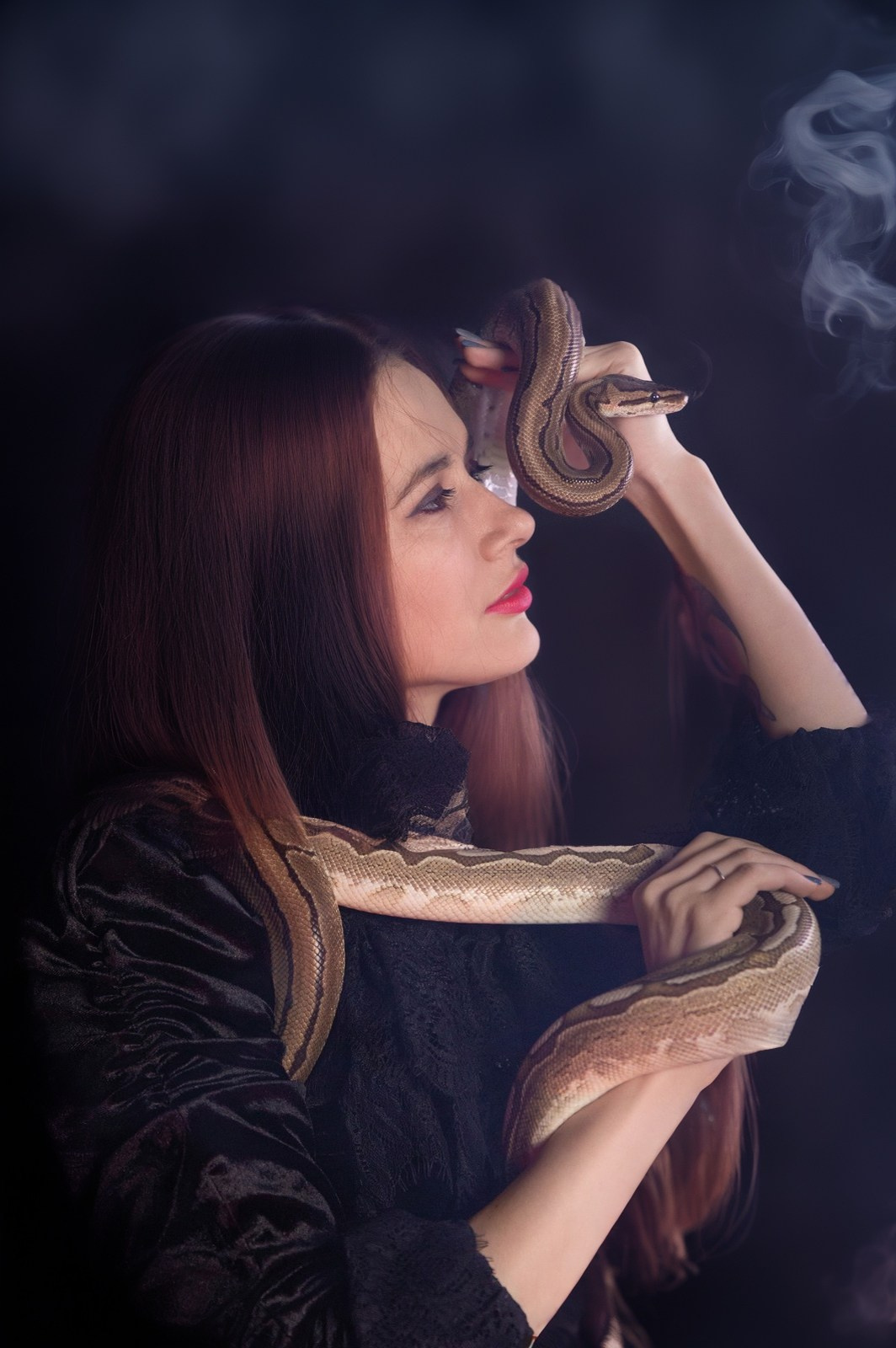 готическая фотосессия ведьмы со змеями, спиритическая доска, черепа