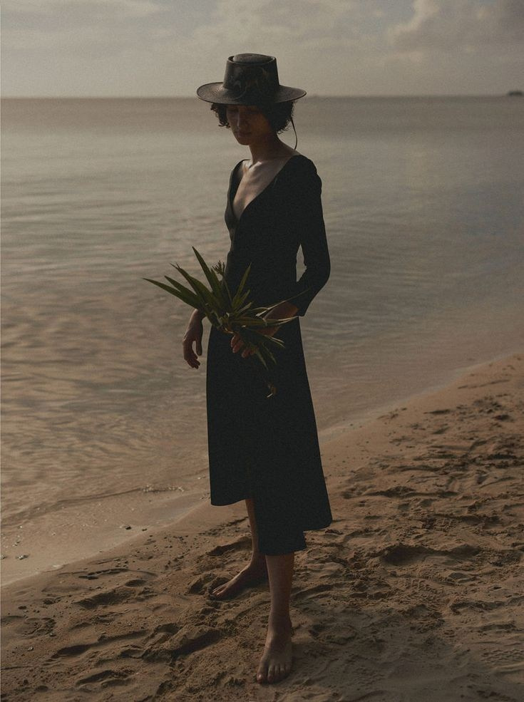 Девушка на берегу