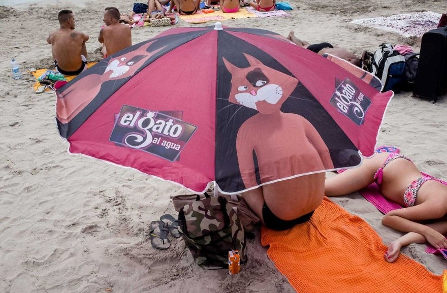 уличная фотография с неожиданными визуальными совпадениями и ритмами