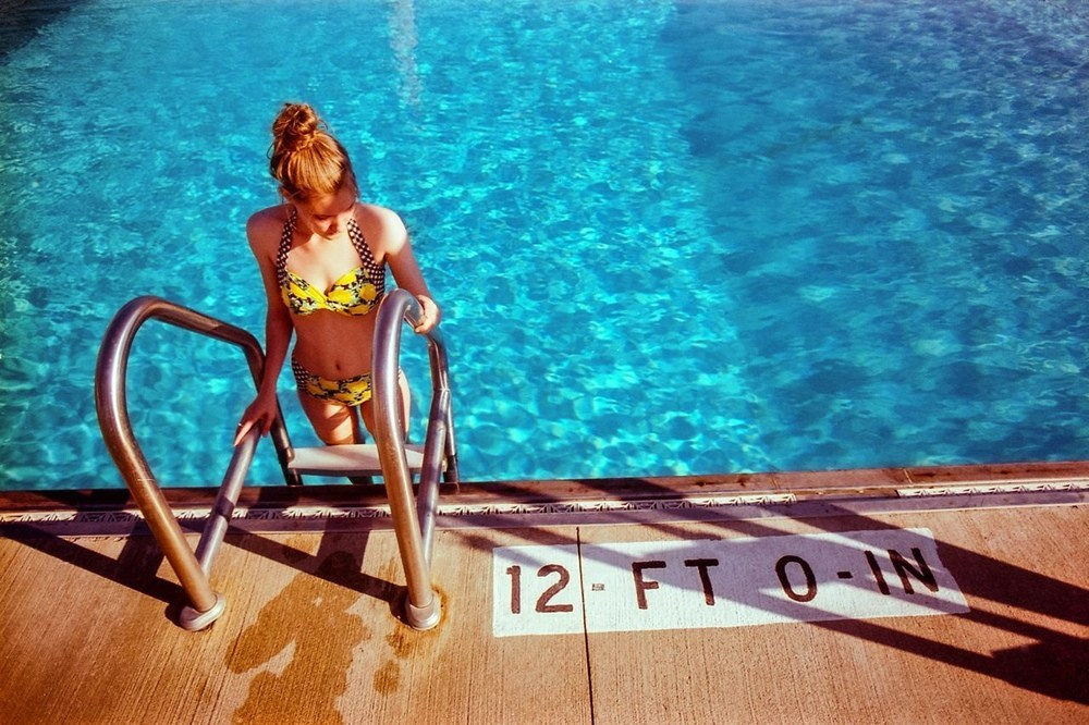 цветная фотография Уильяма Эгглстона с городской сценой