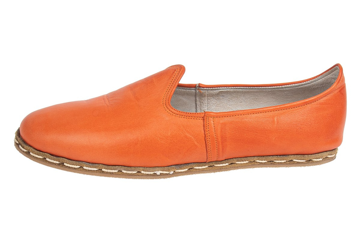 Оранжевые мокасины мужчкие на белом фоне