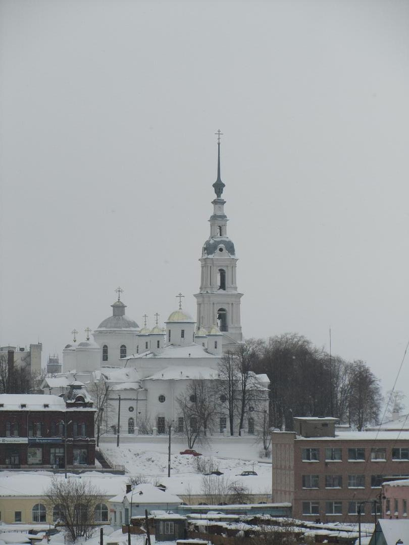 Успенский (1745, поближе) и Троицкий (1838) соборы и колокольня